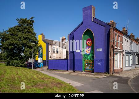 Kirkdale, Liverpool, UK, Flower Street Project 29. August 2024. Das Flower Streets Project ist eine Feier von Kirkdale und seinen Bewohnern und hat bereits neun großformatige Wandmalereien am Giebelende von Häusern hervorgebracht – jedes repräsentiert die gleichnamigen Blumen jeder Straße. Die Kunstwerke sind eine Feier der Gemeinschaft und zielen darauf ab, das Gebiet zu verjüngen und das Thema antisoziales Verhalten zu behandeln. Und jetzt werden zwei weitere unglaubliche Arbeiten in die Kollektion aufgenommen. Die bildende Künstlerin Madeleine Pires, die für alle bisherigen Arbeiten verantwortlich war, kehrte nach Kirkdale zurück Stockfoto