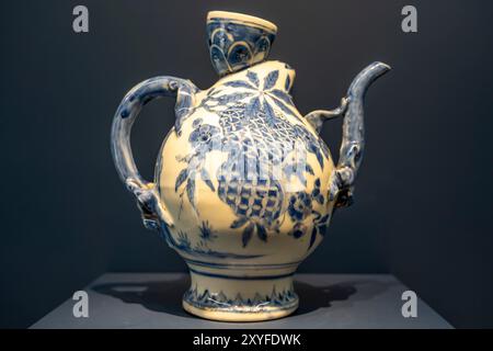 Paris, Frankreich - 07 20 2024: Museum Cernuschi. Pfirsichförmige Unterglasur aus Ewer, Porzellan und Kobaltblau, Ming, China Stockfoto