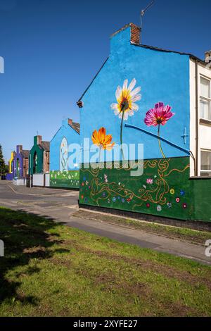 Kirkdale, Liverpool, UK, Flower Street Project 29. August 2024. Das Flower Streets Project ist eine Feier von Kirkdale und seinen Bewohnern und hat bereits neun großformatige Wandmalereien am Giebelende von Häusern hervorgebracht – jedes repräsentiert die gleichnamigen Blumen jeder Straße. Die Kunstwerke sind eine Feier der Gemeinschaft und zielen darauf ab, das Gebiet zu verjüngen und das Thema antisoziales Verhalten zu behandeln. Und jetzt werden zwei weitere unglaubliche Arbeiten in die Kollektion aufgenommen. Die bildende Künstlerin Madeleine Pires, die für alle bisherigen Arbeiten verantwortlich war, kehrte nach Kirkdale zurück Stockfoto