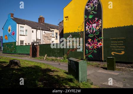 Kirkdale, Liverpool, UK, Flower Street Project 29. August 2024. Das Flower Streets Project ist eine Feier von Kirkdale und seinen Bewohnern und hat bereits neun großformatige Wandmalereien am Giebelende von Häusern hervorgebracht – jedes repräsentiert die gleichnamigen Blumen jeder Straße. Die Kunstwerke sind eine Feier der Gemeinschaft und zielen darauf ab, das Gebiet zu verjüngen und das Thema antisoziales Verhalten zu behandeln. Und jetzt werden zwei weitere unglaubliche Arbeiten in die Kollektion aufgenommen. Die bildende Künstlerin Madeleine Pires, die für alle bisherigen Arbeiten verantwortlich war, kehrte nach Kirkdale zurück Stockfoto