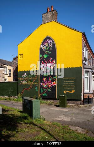 Kirkdale, Liverpool, UK, Flower Street Project 29. August 2024. Das Flower Streets Project ist eine Feier von Kirkdale und seinen Bewohnern und hat bereits neun großformatige Wandmalereien am Giebelende von Häusern hervorgebracht – jedes repräsentiert die gleichnamigen Blumen jeder Straße. Die Kunstwerke sind eine Feier der Gemeinschaft und zielen darauf ab, das Gebiet zu verjüngen und das Thema antisoziales Verhalten zu behandeln. Und jetzt werden zwei weitere unglaubliche Arbeiten in die Kollektion aufgenommen. Die bildende Künstlerin Madeleine Pires, die für alle bisherigen Arbeiten verantwortlich war, kehrte nach Kirkdale zurück Stockfoto