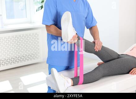Physiotherapeut im Rehabilitationszentrum, Nahaufnahme Stockfoto