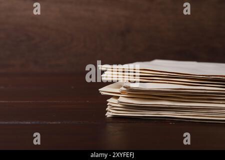 Stapel alter Briefe auf Holztisch, Nahaufnahme. Leerzeichen für Text Stockfoto