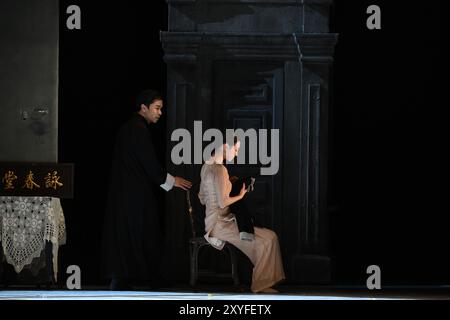 Sadlers Wells, London, Großbritannien. August 2024. Die Liebesszene (Künstler Yip man - Chang Hongji; Yongcheng - Xu Tianhui). Wing Chun – Eine Fusion aus zeitgenössischem Tanz, Drama und Kampfkunst erzählt die wahre Geschichte von Großmeister Yip man, Trainer von Bruce Lee, choreografiert von Han Zhen und Zhou Liya und geschrieben von Feng Shuangbai. Vom 30. August bis 7. September erzählt das Spektakel die Geschichte des 300-jährigen Kampfkunst Wing Chun und des Mannes, dem es zugeschrieben wird, es in die Welt zu bringen, Großmeister Yip man, der Mann, der Bruce Lee trainierte. Quelle: Malcolm Park/Alamy Live News Stockfoto