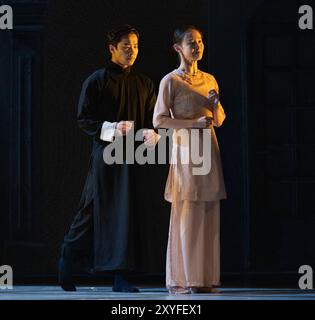 Sadlers Wells, London, Großbritannien. August 2024. Die Liebesszene (Künstler Yip man - Chang Hongji; Yongcheng - Xu Tianhui). Wing Chun – Eine Fusion aus zeitgenössischem Tanz, Drama und Kampfkunst erzählt die wahre Geschichte von Großmeister Yip man, Trainer von Bruce Lee, choreografiert von Han Zhen und Zhou Liya und geschrieben von Feng Shuangbai. Vom 30. August bis 7. September erzählt das Spektakel die Geschichte des 300-jährigen Kampfkunst Wing Chun und des Mannes, dem es zugeschrieben wird, es in die Welt zu bringen, Großmeister Yip man, der Mann, der Bruce Lee trainierte. Quelle: Malcolm Park/Alamy Live News Stockfoto