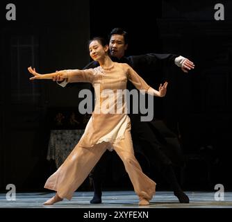 Sadlers Wells, London, Großbritannien. August 2024. Die Liebesszene (Künstler Yip man - Chang Hongji; Yongcheng - Xu Tianhui). Wing Chun – Eine Fusion aus zeitgenössischem Tanz, Drama und Kampfkunst erzählt die wahre Geschichte von Großmeister Yip man, Trainer von Bruce Lee, choreografiert von Han Zhen und Zhou Liya und geschrieben von Feng Shuangbai. Vom 30. August bis 7. September erzählt das Spektakel die Geschichte des 300-jährigen Kampfkunst Wing Chun und des Mannes, dem es zugeschrieben wird, es in die Welt zu bringen, Großmeister Yip man, der Mann, der Bruce Lee trainierte. Quelle: Malcolm Park/Alamy Live News Stockfoto