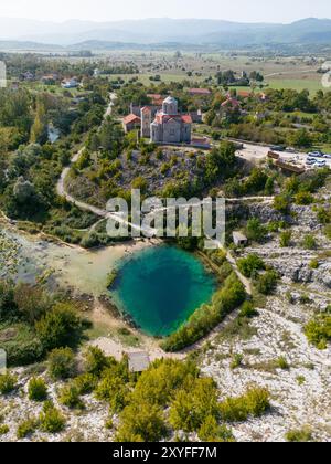 Quelle des Flusses Cetina in Kroatien, bekannt als das Auge der Erde Stockfoto