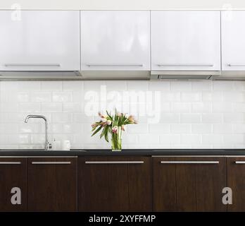 Stilleben mit rosa Tulpen Strauß in Glasvase in der Küche Stockfoto