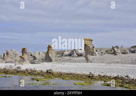 Rauks in Langhammars in Gotland, Schweden. Küste mit rauen Steinen bei Langhammars auf der Insel Färöer auf Gotland Stockfoto