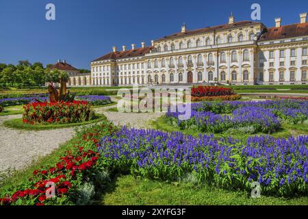 Gartenparterre mit Blumenbeeten vor dem Neuen Schloss in der Schlossanlage Schleissheim, Oberschleissheim bei München, Oberbayern, Bayern, G Stockfoto