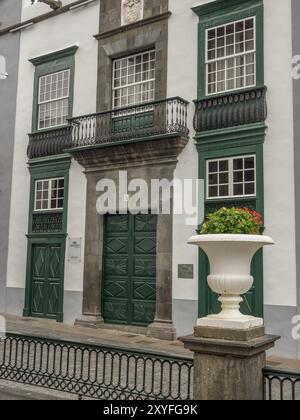 Historisches Gebäude mit grünen Türen, Fenstern und Pflanzgefäßen im Vordergrund, La palma, kanarische Inseln, spanien Stockfoto