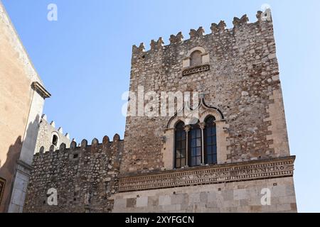 Die Kirche St. Katharina auf der piazza Badia in Taormina an einem Sommertag, Sizilien, Italien, Europa Stockfoto