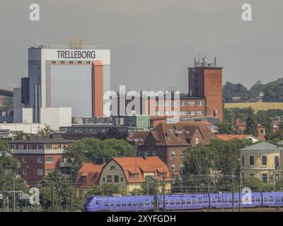 Städtischer Industriekomplex mit roten und gelben Gebäuden und einem Trellbeborg Fabrikschild, trelleborg, schweden, ostsee, skandinavien Stockfoto