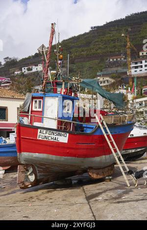 Wunderschönes rotes Fischerboot Alfonsinho in Camara de Lobos, Madeira Stockfoto