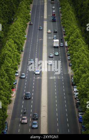 Straße, die durch den großen Tiergarten in Berlin führt Stockfoto