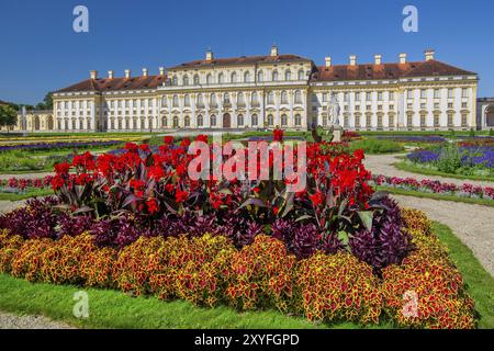 Gartenparterre mit Blumenbeeten vor dem Neuen Schloss in der Schlossanlage Schleissheim, Oberschleissheim bei München, Oberbayern, Bayern, G Stockfoto