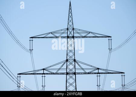 Strommast und Hochspannungsleitungen vor klarem Himmel , Deutschland, 29.08.2024, eine Nahaufnahme eines Strommasts mit Hochspannungsleitungen, die sich vor einem klaren, blauen Himmel abzeichnen. Das Bild symbolisiert Energieversorgung und moderne Infrastruktur. *** Strommast und Hochspannungsleitungen vor klarem Himmel, Deutschland, 29 08 2024, Nahaufnahme eines Strommasts mit Hochspannungsleitungen vor klarem blauem Himmel das Bild symbolisiert Energieversorgung und moderne Infrastruktur Stockfoto