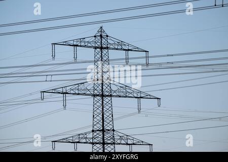 Strommast und Hochspannungsleitungen vor klarem Himmel , Deutschland, 29.08.2024, eine Nahaufnahme eines Strommasts mit Hochspannungsleitungen, die sich vor einem klaren, blauen Himmel abzeichnen. Das Bild symbolisiert Energieversorgung und moderne Infrastruktur. *** Strommast und Hochspannungsleitungen vor klarem Himmel, Deutschland, 29 08 2024, Nahaufnahme eines Strommasts mit Hochspannungsleitungen vor klarem blauem Himmel das Bild symbolisiert Energieversorgung und moderne Infrastruktur Stockfoto