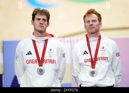 Der Brite Stephen Bate (rechts) und Pilot Christopher Latham, nachdem er am ersten Tag der Paralympischen Sommerspiele 2024 in Paris Silber im 4000 m Einzelfinale der Männer im National Velodrome gewonnen hatte. Bilddatum: Donnerstag, 29. August 2024. Stockfoto