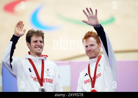 Der Brite Stephen Bate (rechts) und Pilot Christopher Latham, nachdem er am ersten Tag der Paralympischen Sommerspiele 2024 in Paris Silber im 4000 m Einzelfinale der Männer im National Velodrome gewonnen hatte. Bilddatum: Donnerstag, 29. August 2024. Stockfoto