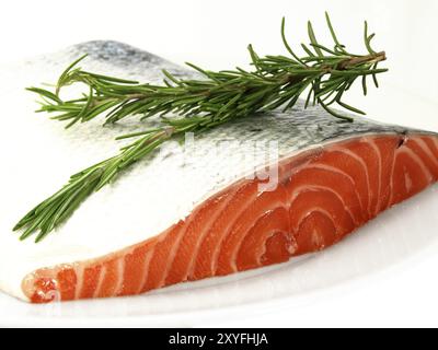 Frischer Lachs, große Scheibe, isoliert nach weißem Hintergrund Stockfoto