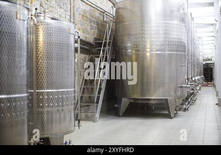 Große industrielle weiße Silos in der modernen Fabrik Innenraum Stockfoto