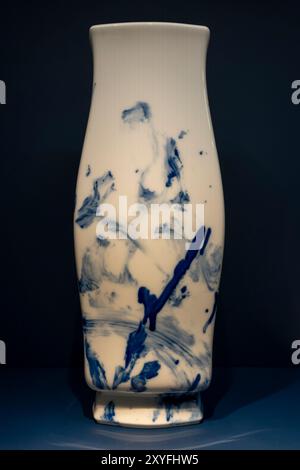 Paris, Frankreich - 07 20 2024: Museum Cernuschi. Vase in Gauvenetform, Porzellan und Unterglasur Kobaltblau, Fabrik Sèvres, Zao Wou-Ki, China Stockfoto