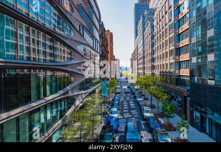 New York City, USA - 28. April 2024: City Street of Manhattan, New York. Blick vom High Line Park. Blick auf die Stadt in NYC. Straße in der Stadt Stockfoto