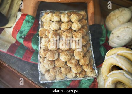 Aceitadas zamoranas oder Weizenkuchen mit Anisöl zum Verkauf im Schaufenster, eine Spezialität aus Zamora, Privinz Zamora, Kastilien und Leon, Spanien, EU Stockfoto