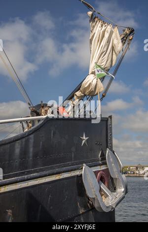 Oudeschild, Niederlande. August 2021. Details zu historischen Segelschiffen im Hafen von Oudeschild, Texel. Stockfoto
