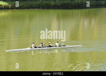 Florenz, Italien. September 2023. Ruderer auf dem Fluss Arno in Florenz, Italien, Europa Stockfoto