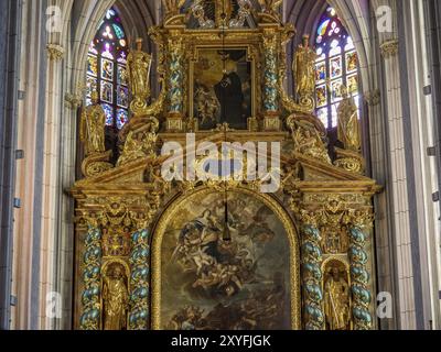 Prächtiger goldener Altar mit kunstvollen Verzierungen und bunten Buntglasfenstern in einer Kirche, Duernstein, Wachau, Donau, Österreich, Europa Stockfoto