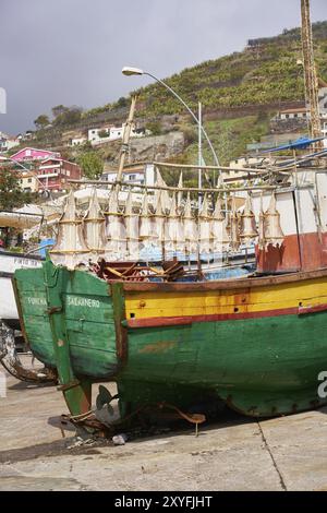 Fischerboot Sa Carneiro mit Kabeljau trocknen Stockfoto