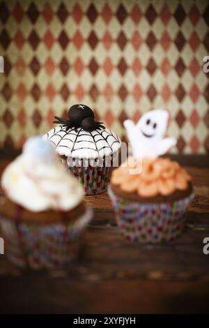 Halloween Design hausgemachten Kuchen auf dunklem Hintergrund Stockfoto