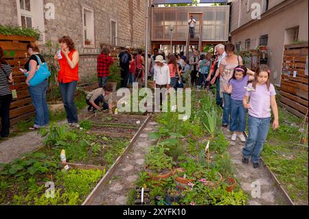 Paris, Frankreich, Menschenmassen, Besuch, Gärtnerin, arbeiten im Gemeindegarten am neuen Wohnhaus mit niedrigem Einkommen Stockfoto