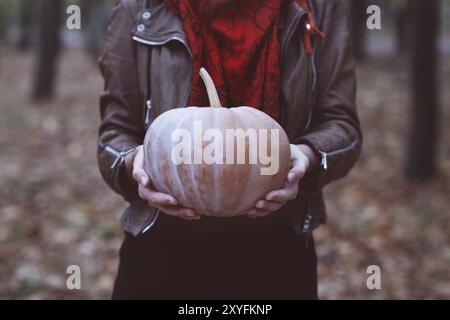 Frau mit großen Orange Kürbis in ihren Händen Stockfoto