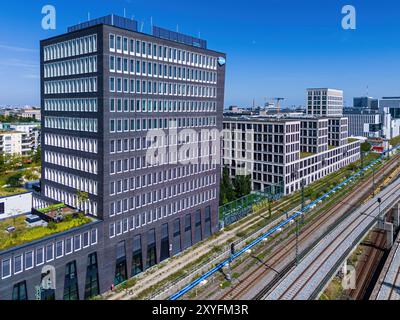 MÜNCHEN, DEUTSCHLAND - 28. AUGUST 2024: Gemauertes Bürogebäude des Internetunternehmens Salesforce mit blauem Cloud-Logo in München. Salesforce Internet c Stockfoto