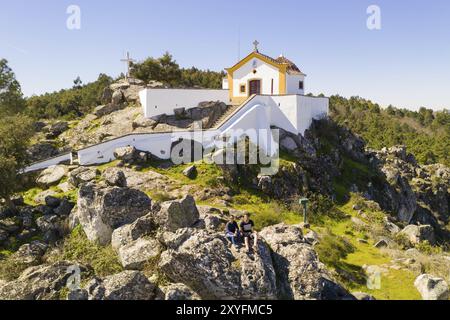 Drohnenansicht der Ermida da da Nossa Senhora da Penha in der Serra de Sao Mamede in Castelo de Vide, Portugal, Europa Stockfoto