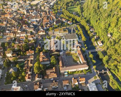 Luftaufnahme einer Stadt mit zahlreichen Häusern, Grünflächen und einem Fluss mit mehreren Brücken, Nagold, Schwarzwald, Deutschland, Europa Stockfoto