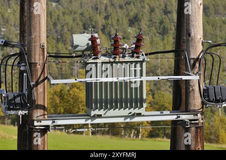 Transformator an einem Strompol Transformator an einem Strompol Stockfoto