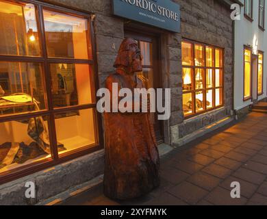 REYKJAVIK, ISLAND, 06. JULI: Kringlan Shopping Mall beleuchtet bei Nacht mit dem Islandia Souvenir Shop im Vordergrund in Reykjavik, Island auf Ju Stockfoto