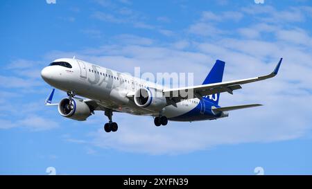 SAS Scandinavian Airlines Airbus A320 landet mit blauem Himmel. London - 29. August 2024 Stockfoto