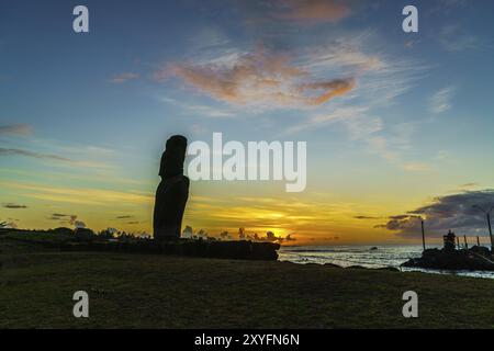 Stehendes Moai bei Sonnenuntergang am Ufer der Osterinsel, Chile, Südamerika Stockfoto