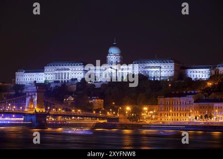 Budapest Stadt in Ungarn, Budaer Burg, barocker Königspalast bei Nacht beleuchtet, Blick von der Donau Stockfoto