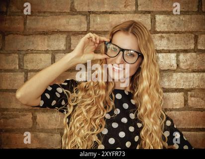 Porträt der Frau trägt schwarze Brillen Blick in die Kamera Stockfoto