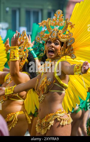 Showtime beim jährlichen Notting Hill Carnival, während aufwendig gekleidete Tänzer in der Erwachsenenparade langsam durch West-London fortschreiten Stockfoto