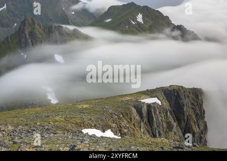 Nebelatmosphäre in den Bergen, Flakstadoeya, Lofoten, Norwegen, Juli 2015, Europa Stockfoto