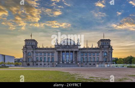 Berlin Deutschland, Sonnenaufgang City Skyline am Reichstag Deutschen Parlamentsgebäude Stockfoto