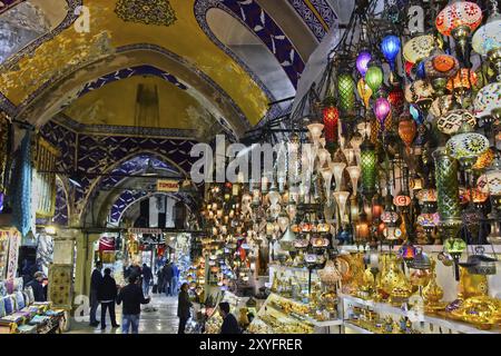 ISTANBUL, TÜRKEI, 24. April 2017: Großer Basar in Istanbul, Türkei, einer der größten und ältesten überdachten Märkte der Welt, Asien Stockfoto