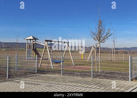 Eingezäunter Spielplatz neben einem Kindergarten Stockfoto